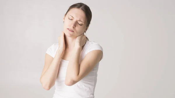 Mujer Cansada Sintiendo Dolor Cuello Masajeando Músculos Tensos —  Fotos de Stock