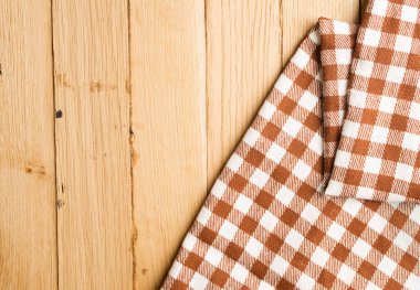 Masa örtüsü kaplı ahşap masa damalı.