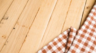 Masa örtüsü kaplı ahşap masa damalı.