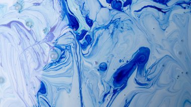 Sulu mürekkebin renkleri saydamdır. Soyut çok renkli mermer desen arkaplanı