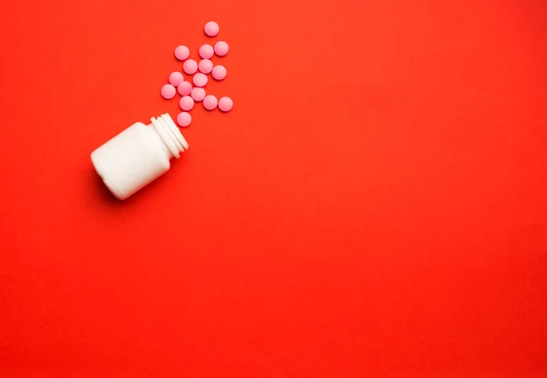 Rozlane Tabletki Lub Tabletki Jako Wzór Plastikowej Butelki Lekami — Zdjęcie stockowe