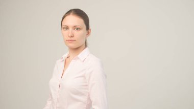 Kameraya bakıp gülümseyen güzel, neşeli bir kızın portresi.