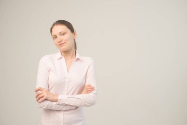 Kameraya bakıp gülümseyen güzel, neşeli bir kızın portresi.