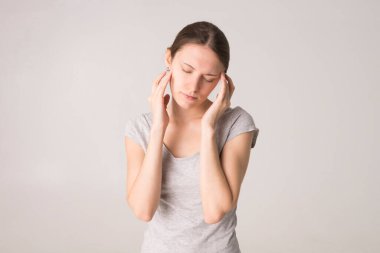 Genç ve güzel bir kadın baş ağrısı çekiyor.
