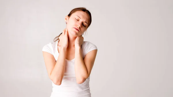 Zmęczona Kobieta Uczucie Bólu Szyi Masowanie Napiętych Mięśni — Zdjęcie stockowe