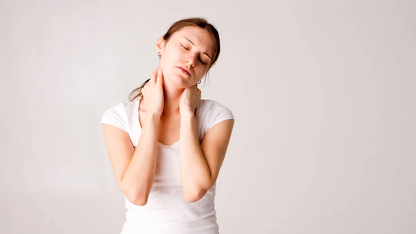 Mujer Cansada Sintiendo Dolor Cuello Masajeando Músculos Tensos —  Fotos de Stock