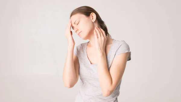 Mujer Cansada Sintiendo Dolor Cuello Masajeando Músculos Tensos — Foto de Stock