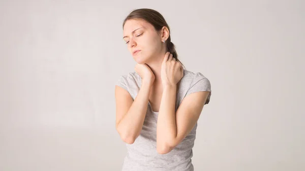Mujer Cansada Sintiendo Dolor Cuello Masajeando Músculos Tensos — Foto de Stock