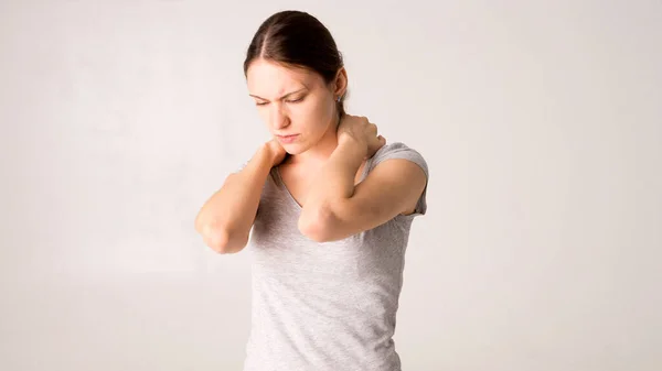 Mujer Cansada Sintiendo Dolor Cuello Masajeando Músculos Tensos —  Fotos de Stock