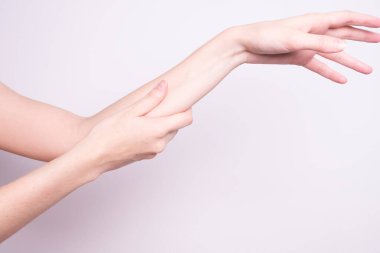 Parkinson hastalığı belirtileri. Parkinson hastası orta yaşlı kadınların titreme (titreme) ellerini kapat. Zihinsel sağlık ve nörolojik bozukluklar.