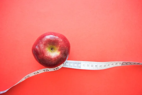 Pommes Avec Ruban Mesurer Sur Fond Rouge — Photo