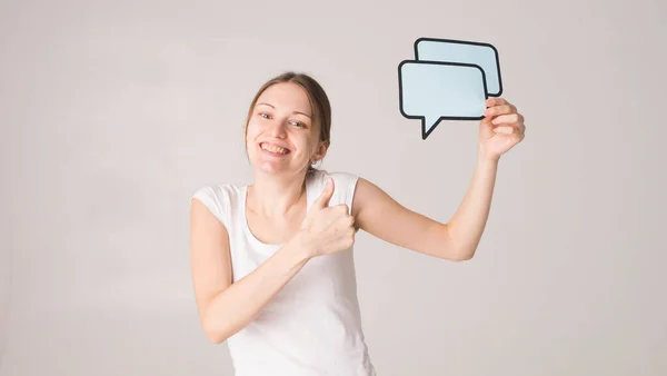 Tişörtlü Mutlu Kadın Elinde Boş Konuşma Balonu Tutuyor — Stok fotoğraf