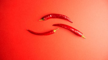 Kırmızı arkaplanda kırmızı biber