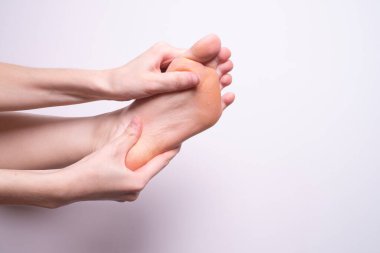 El ve bacak kaslarına masaj, bacak ağrısı.