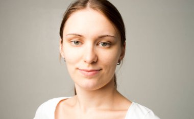 Genç hippi bir kadının şık portresi.