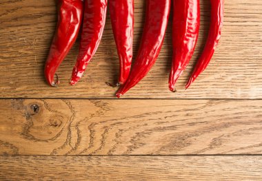 Ahşap arka planda kırmızı biber. Menü arkaplanı.