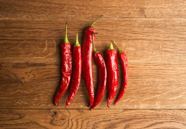 Ahşap arka planda kırmızı biber. Menü arkaplanı.