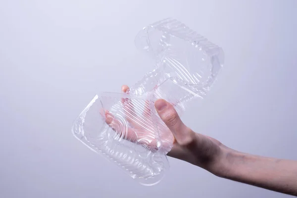 Feminino Mão Migalhas Transparente Embalagem Plástico Fundo Cinza — Fotografia de Stock