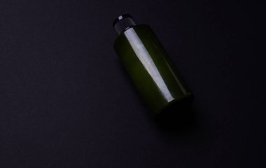 Siyah arka planda izole edilmiş şampuan ya da saç kremi şişesi.