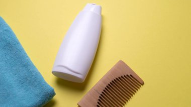 Renkli arkaplanda şampuan ambalajı