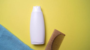 Renkli arkaplanda şampuan ambalajı