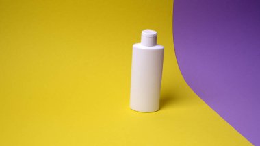 Renkli arkaplanda yüz veya el kremi paketleme