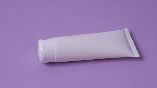 Embalagem Creme Mão Rosto Sobre Fundo Rosa — Fotografia de Stock