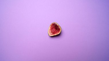 Pembe arka planda yarım olgun incir