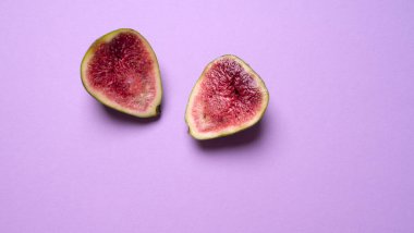 Pembe arka planda yarım olgun incir