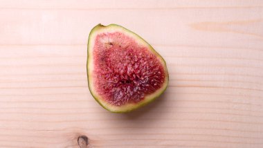 Ahşap bir arka planda yarım olgun incir