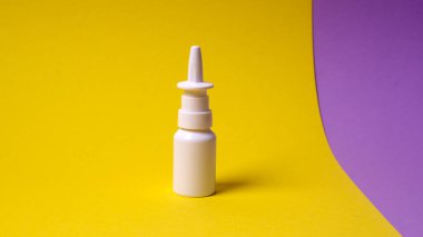 Renkli bir arkaplanda soğuk algınlığına çare