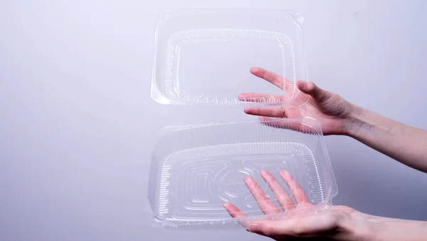 Mão Feminina Segurando Embalagens Plásticas Transparentes Fundo Cinza — Fotografia de Stock