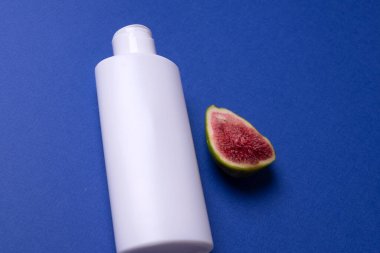 Bir şişe şampuan ya da saç kremi, pembe arka planda.