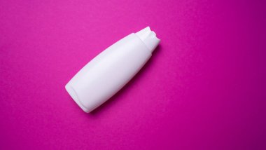 Mavi arka planda izole edilmiş şampuan ya da saç kremi şişesi.