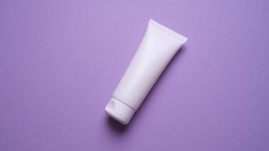 Pembe arka planda el ya da yüz kremi paketleme