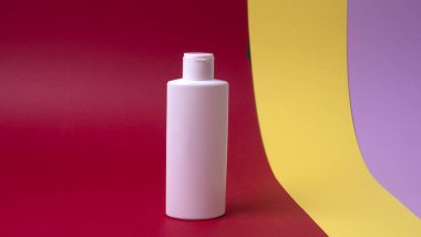 Renkli arka planda bir şişe şampuan.