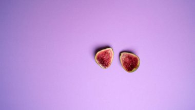 Pembe arka planda yarım olgun incir