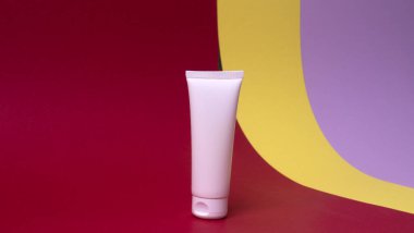 Renkli arkaplanda yüz veya el kremi paketleme