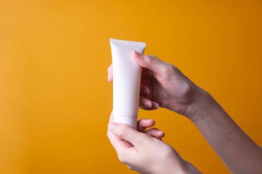 Kadın ellerine el kremi paketleme