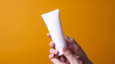 Kadın ellerine el kremi paketleme