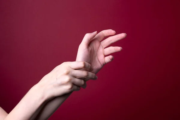 통증을 완화시키기 손으로 마사지를 — 스톡 사진