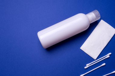 Kozmetik kaplıca tıbbi cilt bakımı ve kozmetik losyon şişesi, mavi arka planda krem ambalajı, yaşlanma önleyici kolajen yüz iyileştirme serumu, temizlik.