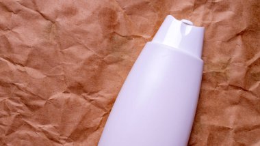 Kağıt arkaplanda şampuan tüpü