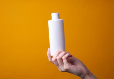 kadın yüzü ya da vücut losyonu.