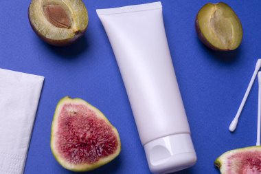 Kozmetik kaplıca tıbbi cilt bakımı ve kozmetik losyon şişesi, mavi arka planda krem ambalajı, yaşlanma önleyici kolajen yüz iyileştirme serumu, temizlik.