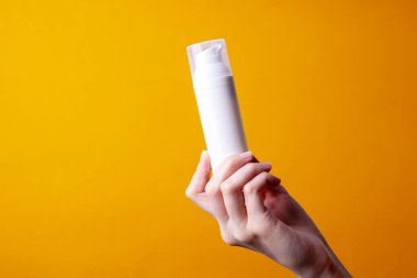 Kadın ellerinde losyon ya da el kremi paketi