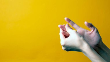 Kadın elinin bileklerinde ve avuçlarında ağrı