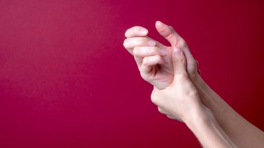 Kadın elinin bileklerinde ve avuçlarında ağrı