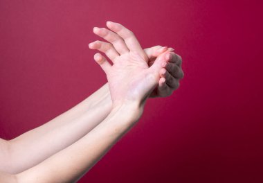 Kadın elinin bileklerinde ve avuçlarında ağrı