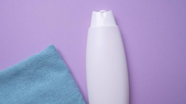 Bir şişe şampuan ya da saç kremi, pembe arka planda.